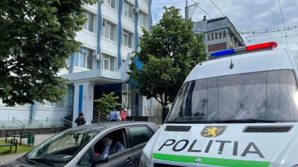 Haos in capitala. Alerta cu bomba la mai multe judecatorii din capitala, la Spitalul Clinic Republican, centre comerciale si din nou la Aeroportul International Chisinau Haos in capitala. Alerta cu bomba la mai multe judecatorii din capitala, la Spitalul Clinic Republican, centre comerciale si din nou la Aeroportul International Chisinau