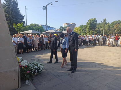 Victimele celui mai mare val al deportarilor staliniste din Basarabia - comemorate la monumentul “Trenul Durerii”. Grosu, Gavrilita si Nosatii au depus flori - FOTO