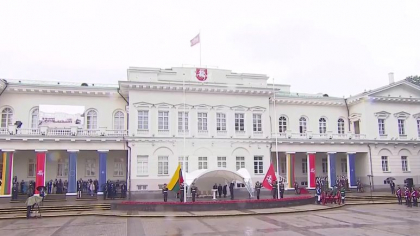 Presedintele Maia Sandu a participat la ceremonia de arborare a Drapelului National, cu prilejul Zilei Statalitatii Lituaniei - VIDEO