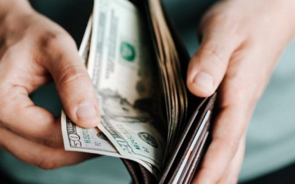Euro coboara sub 1,02 dolari pentru prima data din 2002 Euro coboara sub 1,02 dolari pentru prima data din 2002