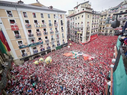 Celebrele curse cu tauri de la Pamplona s-au reluat dupa doi ani de pauza - VIDEO Celebrele curse cu tauri de la Pamplona s-au reluat dupa doi ani de pauza - VIDEO