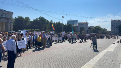 Protest in fata Guvernului impotriva reformei invatamantului superior: „Stop distrugerii Educatiei si Cercetarii” - FOTO Protest in fata Guvernului impotriva reformei invatamantului superior: „Stop distrugerii Educatiei si Cercetarii” - FOTO