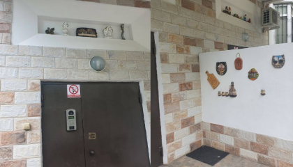 Gospodarul bun, de la poarta se cunoaste. Locatarii unui bloc de locuit din capitala au decorat scara casei in stil rustic - FOTO