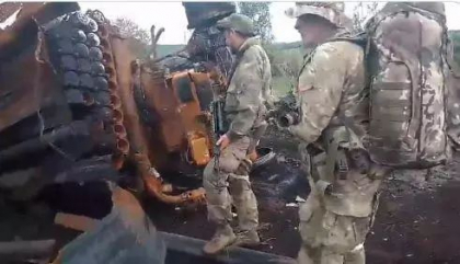 Cum au fost pulverizate doua lansatoare rusesti de rachete BM-21 Grad - VIDEO Cum au fost pulverizate doua lansatoare rusesti de rachete BM-21 Grad - VIDEO