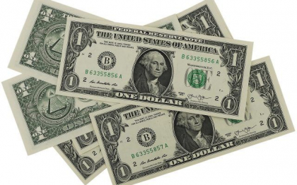Dolarul, moneda de refugiu, se apropie si mai mult de paritatea cu euro