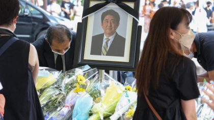De ce a fost asasinat Shinzo Abe. Atacatorul credea ca fostul premier japonez promova o biserica care primise toti banii mamei sale - FOTO De ce a fost asasinat Shinzo Abe. Atacatorul credea ca fostul premier japonez promova o biserica care primise toti banii mamei sale - FOTO