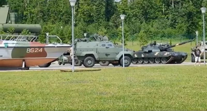 Rusia isi face propria sa expozitie cu tehnica militara capturata de la ucraineni. Langa Moscova, rusii au adus inclusiv barci din Marea Azov - VIDEO