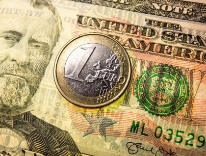 Cursul de schimb dintre euro si dolarul american este aproape identic, pentru prima data in ultimii 20 de ani Cursul de schimb dintre euro si dolarul american este aproape identic, pentru prima data in ultimii 20 de ani