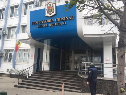 Alerta cu bomba la Judecatoria Buiucani - falsa. Oamenii legii cauta persoana vinovata