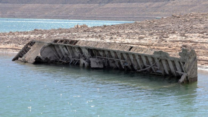 Nava din al Doilea Razboi Mondial descoperita in lacul urias care seaca in SUA si in care a fost gasit un schelet intr-un butoi - FOTO Nava din al Doilea Razboi Mondial descoperita in lacul urias care seaca in SUA si in care a fost gasit un schelet intr-un butoi - FOTO