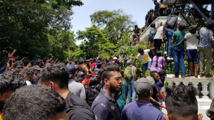 Stare de urgenta in Sri Lanka. Protestatarii nemultumiti ca premierul l-a lasat pe presedinte sa fuga au luat cu asalt biroul sau - FOTO/VIDEO Stare de urgenta in Sri Lanka. Protestatarii nemultumiti ca premierul l-a lasat pe presedinte sa fuga au luat cu asalt biroul sau - FOTO/VIDEO