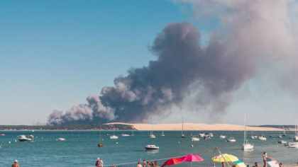 Mii de turisti evacuati in sud-vestul Frantei din cauza incendiilor. Nor gros de fum deasupra celei mai mari dune de nisip din Europa - FOTO