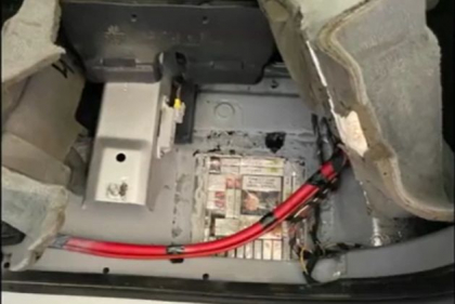 Noi tentantive de contrabanda la postul vamal Cahul. Un roman a fost retinut cu 1080 de pachete de tigari ascunse in podeaua automobilului - VIDEO
Noi tentantive de contrabanda la postul vamal Cahul. Un roman a fost retinut cu 1080 de pachete de tigari ascunse in podeaua automobilului - VIDEO