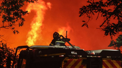 Europa intra sub „cupola de foc” a unui val de caldura fara precedent. Incendii in Franta, Spania, Portugalia, Grecia. Cod rosu in UK Europa intra sub „cupola de foc” a unui val de caldura fara precedent. Incendii in Franta, Spania, Portugalia, Grecia. Cod rosu in UK