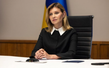 Sotia presedintelui Zelenski: „Un invadator, la fel ca un violator, nu se va opri niciodata daca vei ceda in fata lui. A fi pacifist atunci cand ucigasi inarmati se apropie de tine este ultima solutie”
Sotia presedintelui Zelenski: „Un invadator, la fel ca un violator, nu se va opri niciodata daca vei ceda in fata lui. A fi pacifist atunci cand ucigasi inarmati se apropie de tine este ultima solutie”