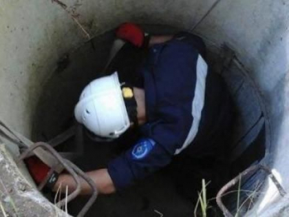 O femeie - salvata de pompieri, dupa ce a cazut intr-o fantana cu adancimea de 5 metri
O femeie - salvata de pompieri, dupa ce a cazut intr-o fantana cu adancimea de 5 metri