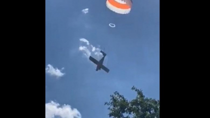 Momentul in care un avion se prabuseste pe o sosea, in apropiere de Bruges
