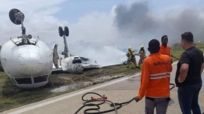 Un avion s-a rasturnat in timpul aterizarii, in Somalia. Toti pasagerii au supravietuit - VIDEO Un avion s-a rasturnat in timpul aterizarii, in Somalia. Toti pasagerii au supravietuit - VIDEO