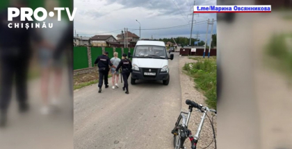 Jurnalista rusa, care a devenit cunoscuta dupa protestul sau anti-razboi la postul de televiziune “Pervii Kanal”, a fost retinuta. Aceasta a fost luata de pe strada in timp ce isi plimba cainele Jurnalista rusa, care a devenit cunoscuta dupa protestul sau anti-razboi la postul de televiziune “Pervii Kanal”, a fost retinuta. Aceasta a fost luata de pe strada in timp ce isi plimba cainele