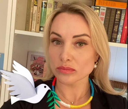 Jurnalista Marina Ovsiannikova, retinuta de politistii rusi in timp ce-si plimba cainii: ”Putin e un ucigas” - FOTO Jurnalista Marina Ovsiannikova, retinuta de politistii rusi in timp ce-si plimba cainii: ”Putin e un ucigas” - FOTO