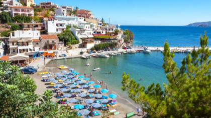 Un turist a zacut mort ore in sir pe sezlong, pe o plaja din Creta