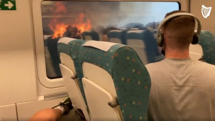 Momentul in care pasagerii unui tren oprit brusc in Spania vad ca sunt inconjurati de flacari - VIDEO