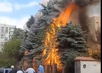 Incendiu de vegetatie langa Manejul de Atletica Usoara. Trei echipaje de pompieri au intervenit pentru a stinge flacarile - VIDEO Incendiu de vegetatie langa Manejul de Atletica Usoara. Trei echipaje de pompieri au intervenit pentru a stinge flacarile - VIDEO