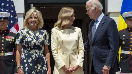 Olena Zelenska a fost primita la Casa Alba. Jill Biden i-a promis sprijin pentru femeile si copiii din Ucraina Olena Zelenska a fost primita la Casa Alba. Jill Biden i-a promis sprijin pentru femeile si copiii din Ucraina