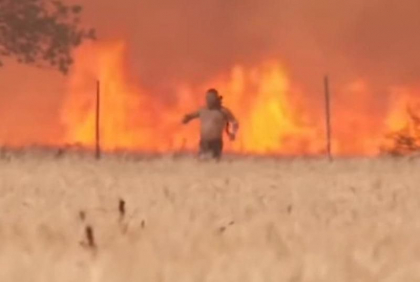 Val ucigator de caldura in Europa: Imaginea dramatica a unui barbat care fuge cu hainele in flacari, din calea incendiului din Spania - VIDEO