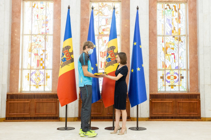 Presedintele tarii a inmanat Drapelul de Stat al Moldovei echipei de sportivi ce ne va reprezenta tara la Festivalul Olimpic al Tineretului European din Slovacia: „Au o misiune importanta si responsabila” - FOTO Presedintele tarii a inmanat Drapelul de Stat al Moldovei echipei de sportivi ce ne va reprezenta tara la Festivalul Olimpic al Tineretului European din Slovacia: „Au o misiune importanta si responsabila” - FOTO