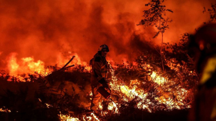 Europa ia foc, apocalipsa de caldura aduce incendii fara precedent. Avertisment: Asa va fi la fiecare 3 ani, emisiile sa fie zero acum Europa ia foc, apocalipsa de caldura aduce incendii fara precedent. Avertisment: Asa va fi la fiecare 3 ani, emisiile sa fie zero acum