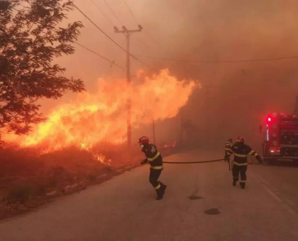 Incendii masive la nord de Atena, eforturile de stingere au fost reluate miercuri dimineata. La fata locului intervin si pompieri romani - VIDEO