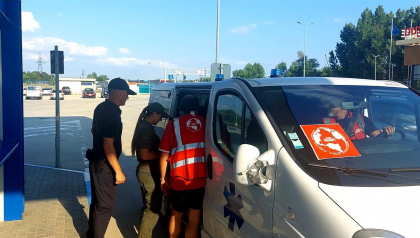 O femeie din Ucraina - transportata cu un echipaj medical la Chisinau. A fost creat un coridor verde la frontiera - FOTO O femeie din Ucraina - transportata cu un echipaj medical la Chisinau. A fost creat un coridor verde la frontiera - FOTO