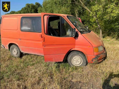 Trei adolescenti au furat un microbuz care era parcat la poarta, la Soroca - FOTO