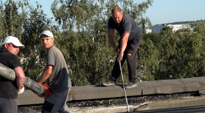 „Daca cade de la etajul 5, casca nu-l ajuta”. Angajatii Gospodariei locativ comunale din Balti, in pericol la locul de munca - VIDEO „Daca cade de la etajul 5, casca nu-l ajuta”. Angajatii Gospodariei locativ comunale din Balti, in pericol la locul de munca - VIDEO