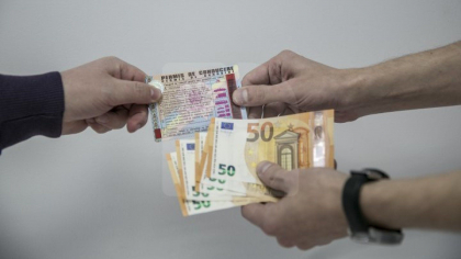 Ar fi cerut 1800 de euro pentru a ajuta un barbat sa obtina mai usor permisul de conducere. Doi tineri din Drochia - cercetati penal Ar fi cerut 1800 de euro pentru a ajuta un barbat sa obtina mai usor permisul de conducere. Doi tineri din Drochia - cercetati penal