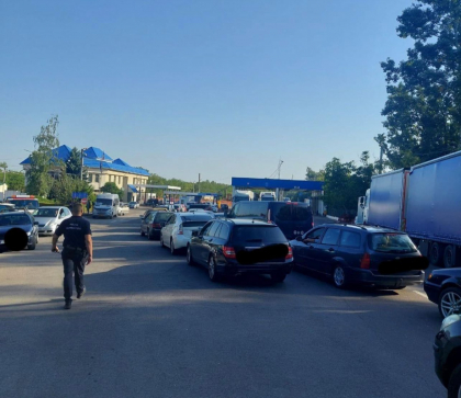 Atentie, calatori. S-au format ambuteiaje la vama Sculeni. Pentru care puncte de trecere ar trebui sa optati - FOTO
Atentie, calatori. S-au format ambuteiaje la vama Sculeni. Pentru care puncte de trecere ar trebui sa optati - FOTO