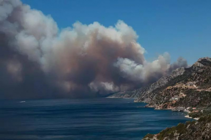 Incendiu pe insula Lesbos din Grecia: Turistii si locuitorii, obligati sa evacueze zona - FOTO