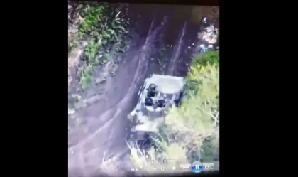 Ups! Moment comic surprins de ucraineni. Ce s-a intamplat cand un rus a pornit in tromba cu blindatul - VIDEO