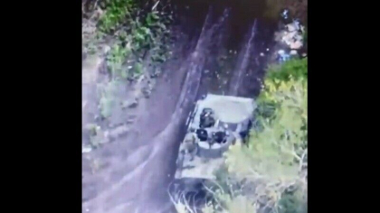 Imagini virale cu un soldat rus care cade de pe tanc - VIDEO Imagini virale cu un soldat rus care cade de pe tanc - VIDEO