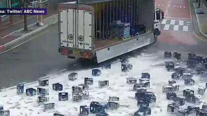 Cum au reactionat cativa sud-coreeni cand un transport de bere s-a rasturnat sub ochii lor. Gestul i-a facut celebri