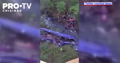 Cel putin 34 de persoane au murit, iar 11 au fost ranite dupa ce un autobuz a plonjat in valea unui rau din Kenya Cel putin 34 de persoane au murit, iar 11 au fost ranite dupa ce un autobuz a plonjat in valea unui rau din Kenya