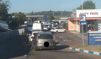 Trafic intensiv la vama Leuseni. Peste 100 de automobile asteapta sa iasa din tara - FOTO Trafic intensiv la vama Leuseni. Peste 100 de automobile asteapta sa iasa din tara - FOTO