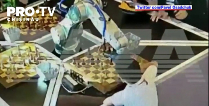Un robot a rupt degetul unui baietel de 7 ani in timpul unui turneu de sah la Moscova