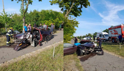 Un bot de fiare, asta a mai ramas dintr-o masina care s-a lovit de un copac, la Soroca. Soferul - transportat in stare inconstienta la spital - FOTO