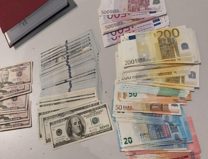 A incercat sa iasa din tara cu peste 25 mii euro si 9 mii de dolari nedeclarati. O femeie - retinuta pe Aeroportul International Chisinau. Ce a spus politistilor de frontiera - FOTO A incercat sa iasa din tara cu peste 25 mii euro si 9 mii de dolari nedeclarati. O femeie - retinuta pe Aeroportul International Chisinau. Ce a spus politistilor de frontiera - FOTO