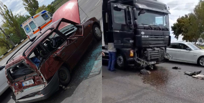A oprit la semafor, insa a fost lovit de un tir. Patru persoane - transportate de urgenta la spital, in urma unui grav accident, in capitala. Imagini de la locul accidentului - VIDEO A oprit la semafor, insa a fost lovit de un tir. Patru persoane - transportate de urgenta la spital, in urma unui grav accident, in capitala. Imagini de la locul accidentului - VIDEO