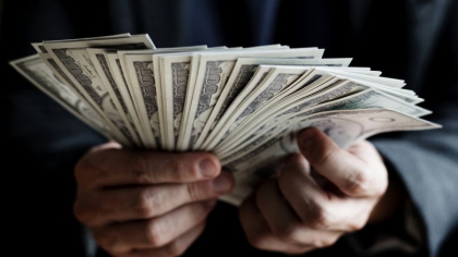 O chelnerita a primit 3.000 de dolari bacsis pentru o nota de plata de 13 dolari. Care a fost explicatia clientului O chelnerita a primit 3.000 de dolari bacsis pentru o nota de plata de 13 dolari. Care a fost explicatia clientului