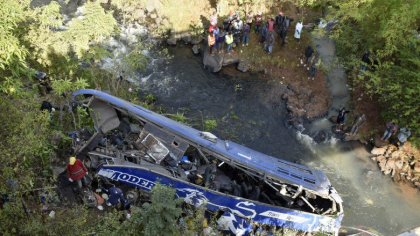 Cel putin 34 de oameni au murit dupa ce un autobuz s-a rasturnat intr-un rau, in Kenya - VIDEO/FOTO 