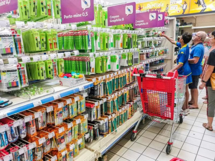 Criza de energie din Franta inchide usile magazinelor care au pornit aerul conditionat si stinge reclamele luminoase Criza de energie din Franta inchide usile magazinelor care au pornit aerul conditionat si stinge reclamele luminoase